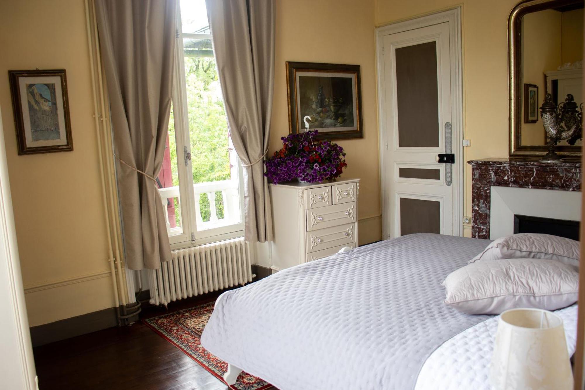 Hotel Le Pavillon De St Agnan Hautefort Exterior foto