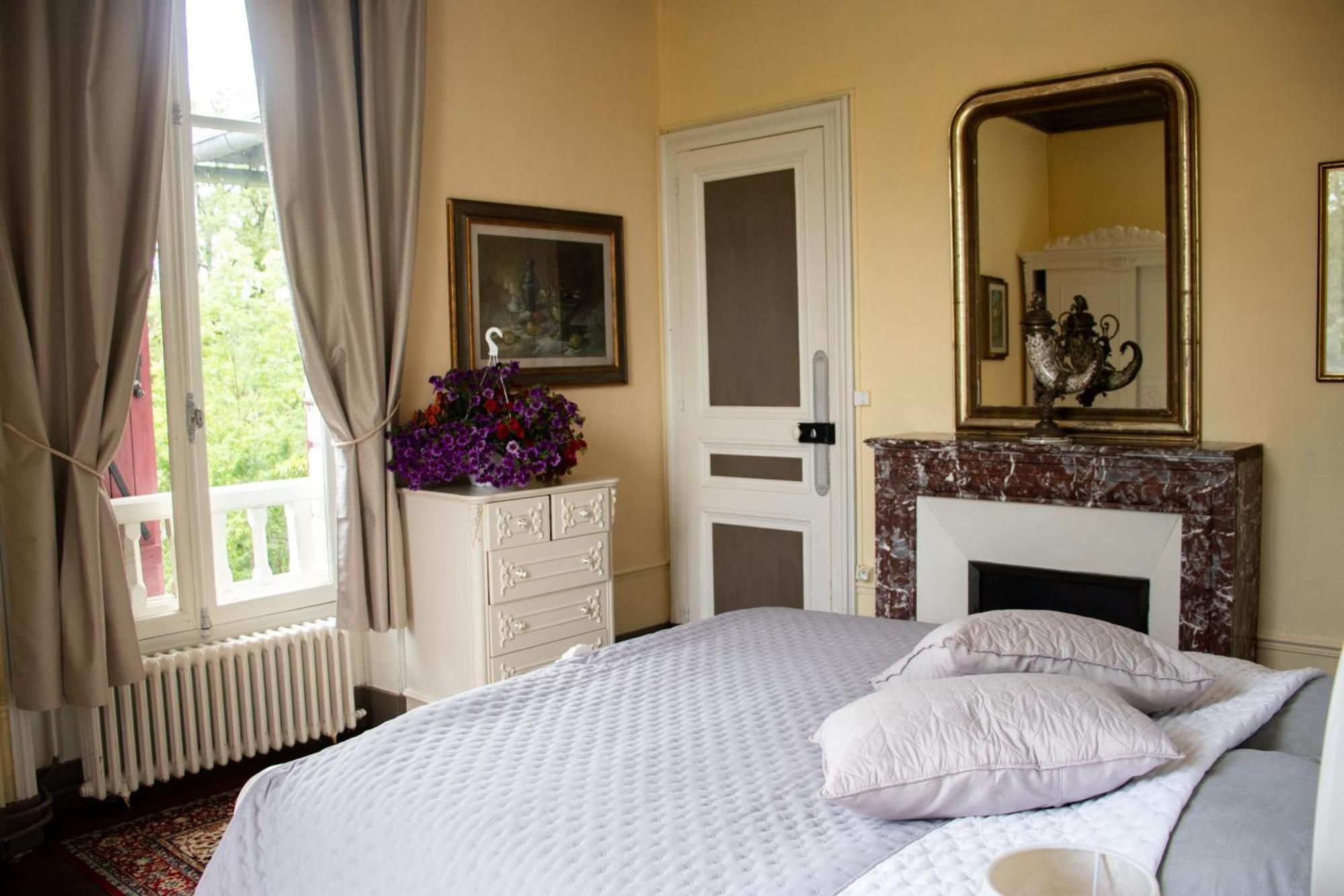 Hotel Le Pavillon De St Agnan Hautefort Exterior foto